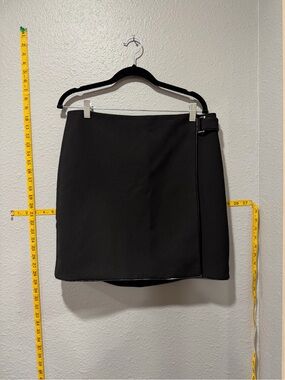 White House Black Market Black Wrap Style Mini Skirt Buckle Detail Size 10